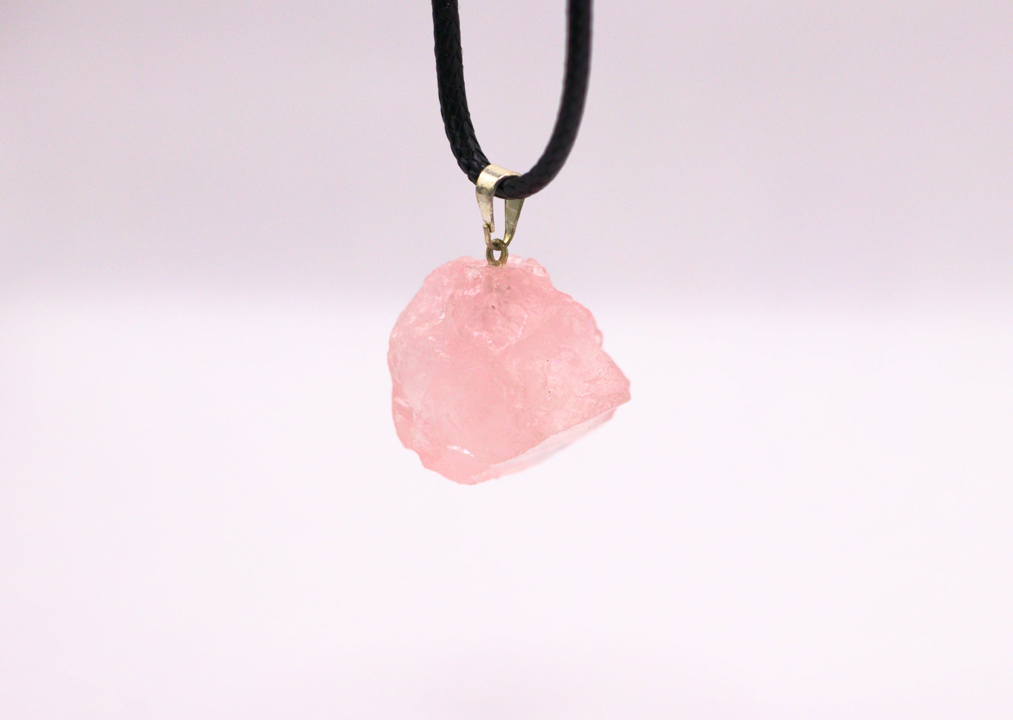 Rosenquarz Anhänger Rohstein mit geflochtener Baumwollkette und Karabinerverschluss, fördert Liebe, Harmonie und Selbstliebe