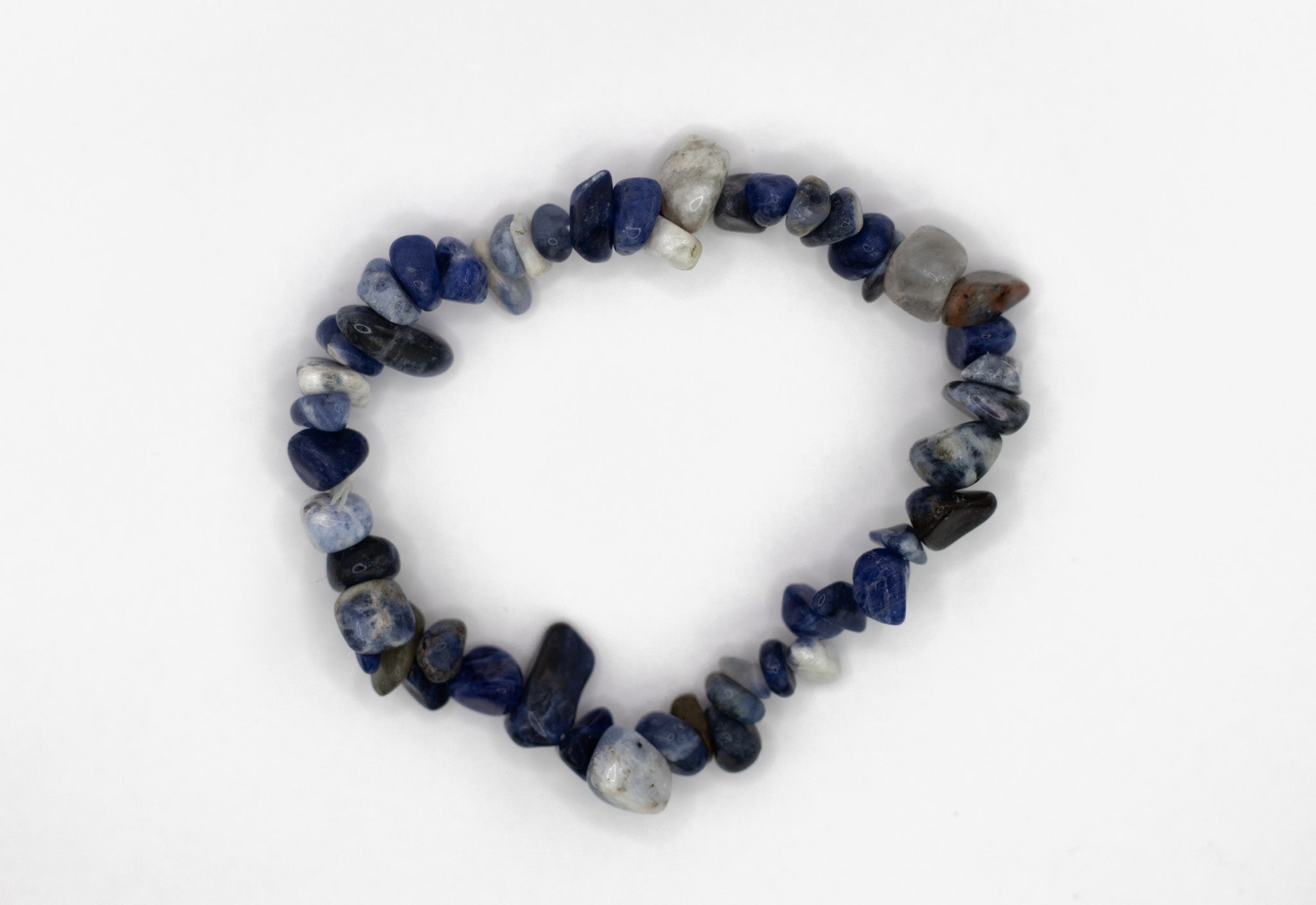 Flexibles Sodalith Splitterarmband in AA-Qualität – dehnbar, angenehm zu tragen, fördert Klarheit und Kommunikation.